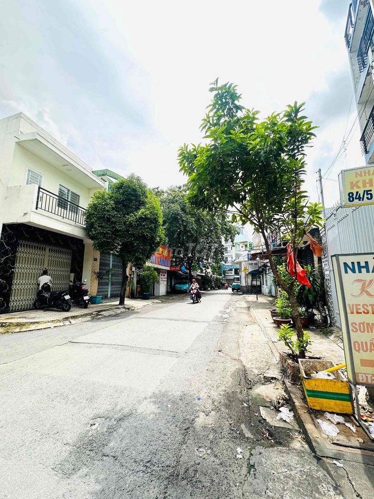 It's the owner who rents the two-thirst Tân Sơn Nhì, which is super cheap.