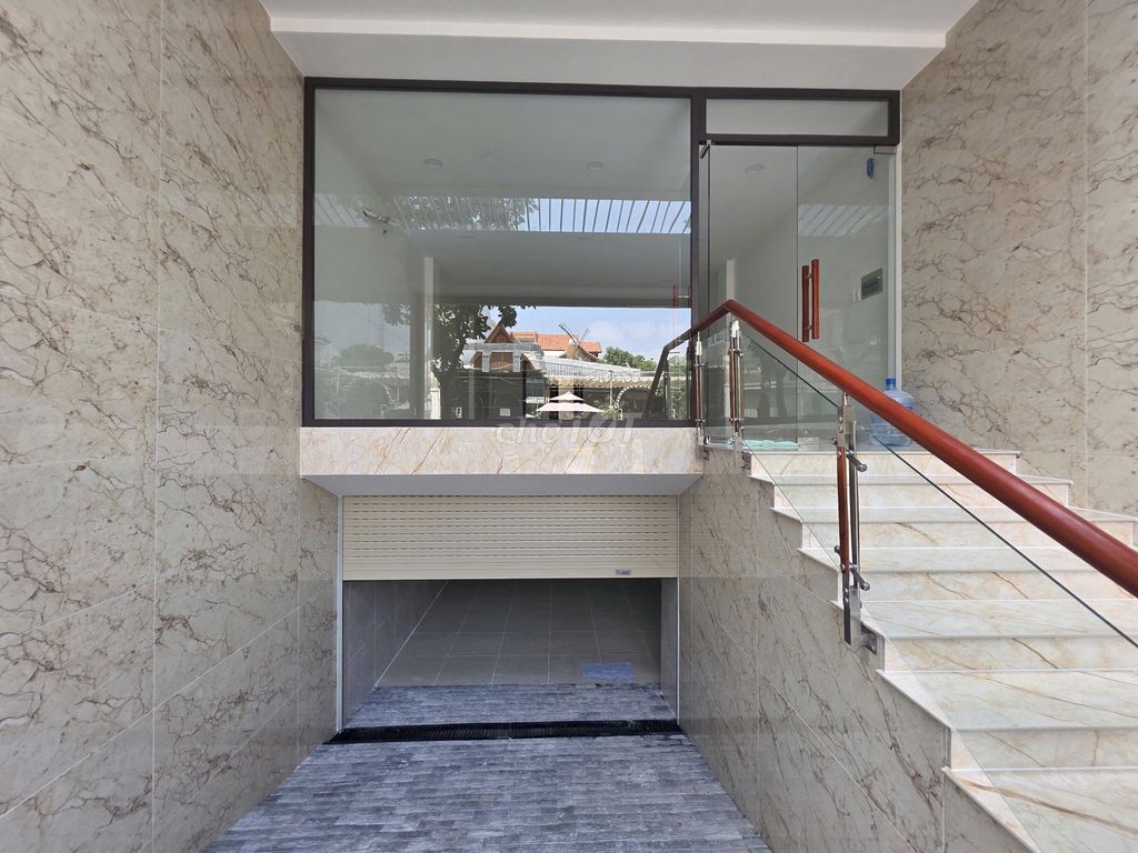 Nguyễn Bỉnh Khiêm, District 1 0105 x20 M 011 1 vault 4 level 0155 million per month