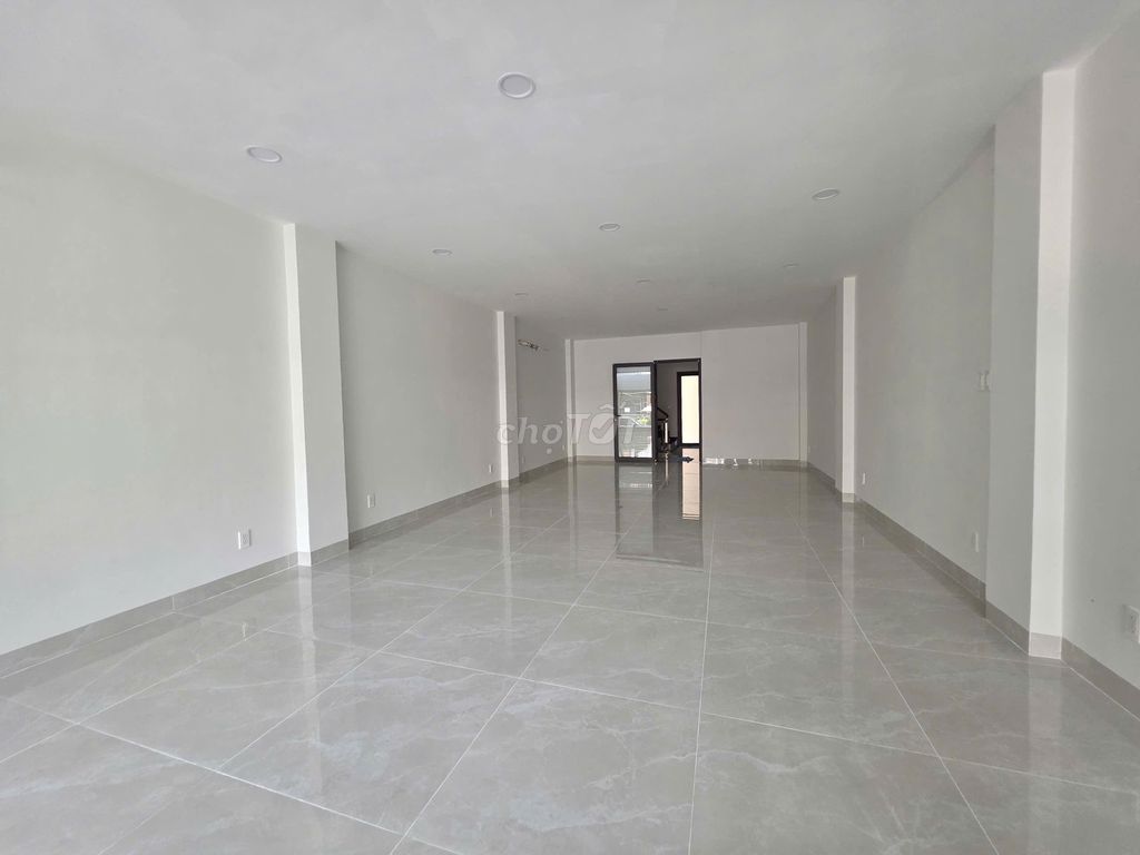 Nguyễn Bỉnh Khiêm, District 1 0105 x20 M 011 1 vault 4 level 0155 million per month