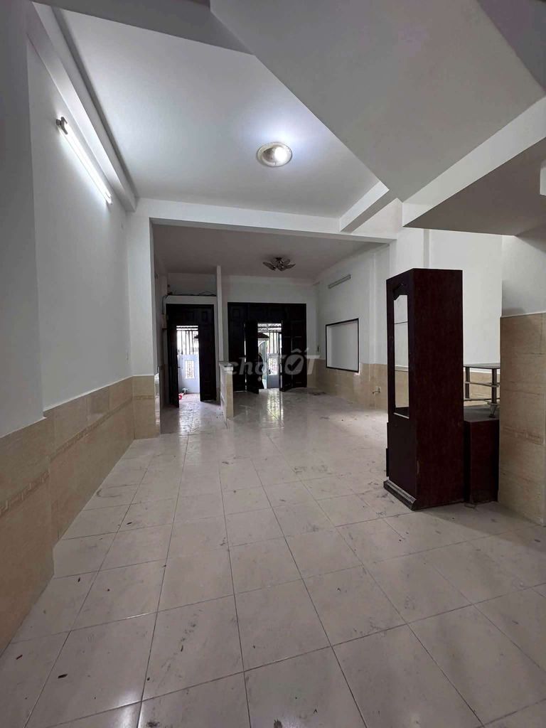 Rent the entire street front near the market. 339 plbs, District 9