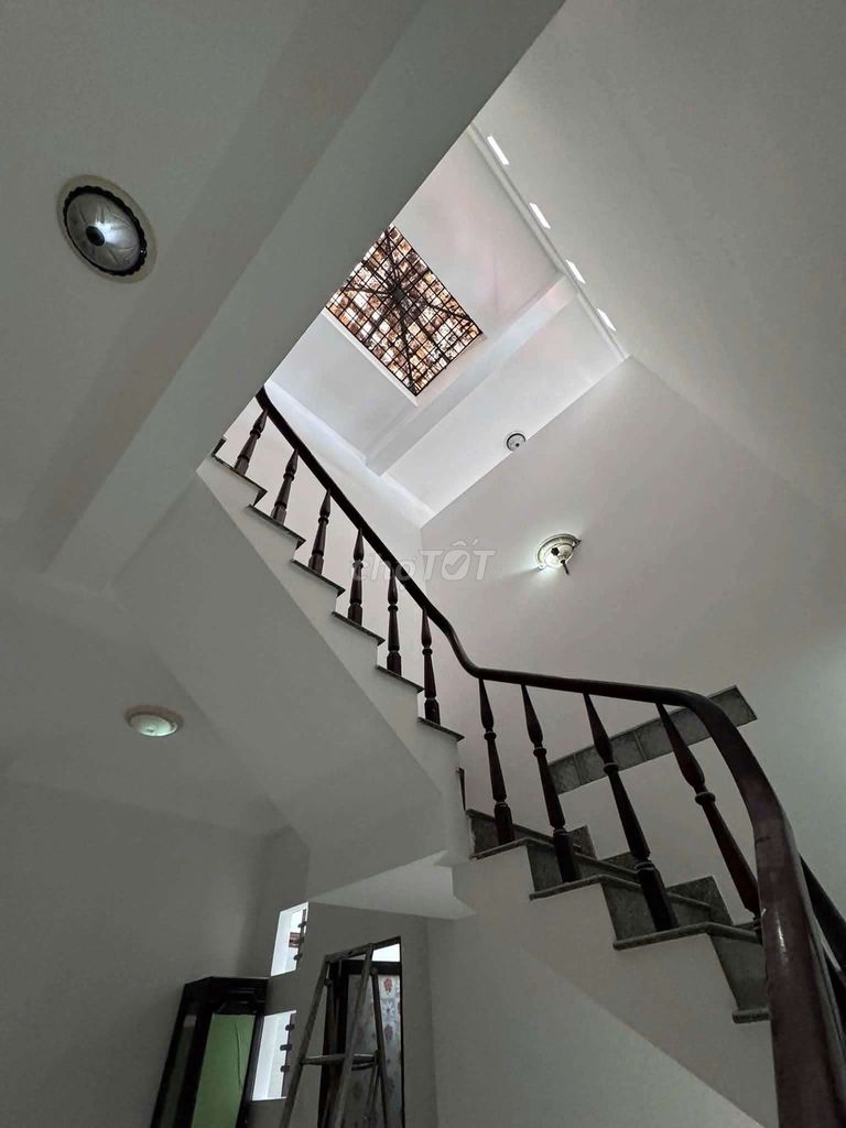 Rent the entire street front near the market. 339 plbs, District 9
