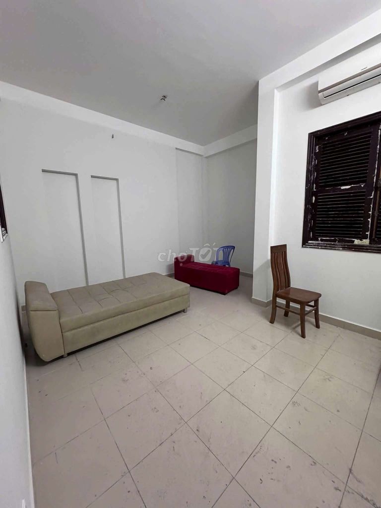 Rent the entire street front near the market. 339 plbs, District 9