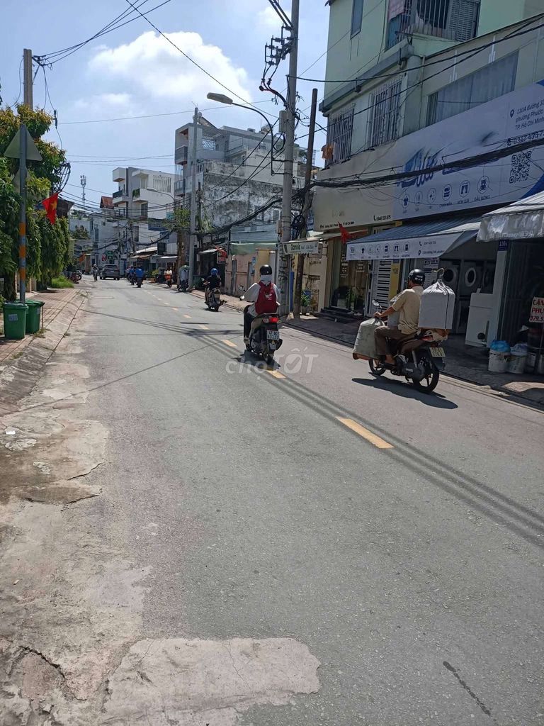 Rent the entire street front near the market. 339 plbs, District 9