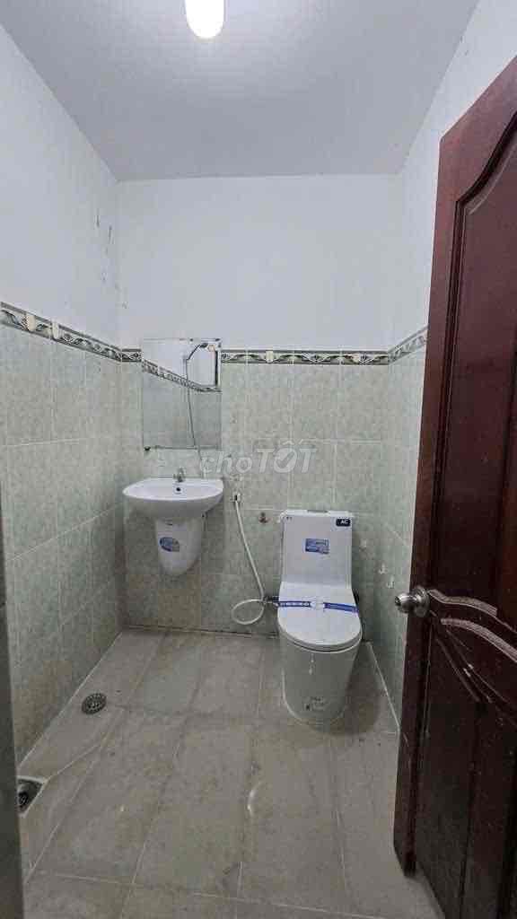 House 1 :1 3rd floor bedroom 4 x 20 m on street front number 770 Tân Quy