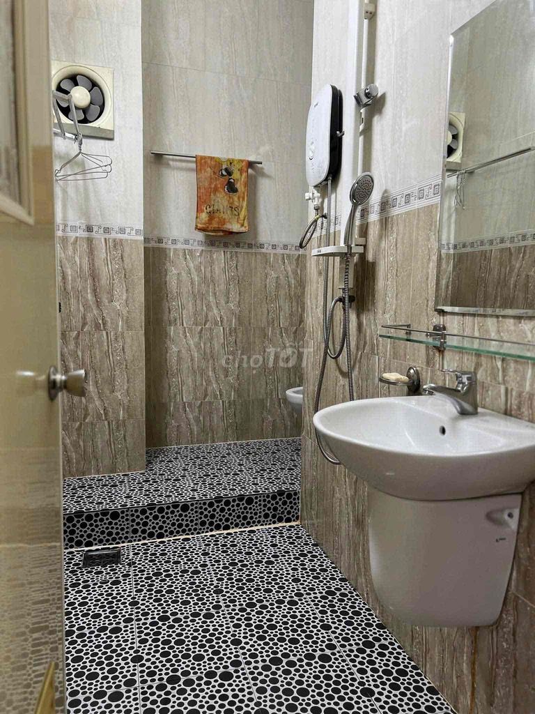 The original house. Three bedrooms. Three toilets. Lê Văn Duyệt. B. Happy