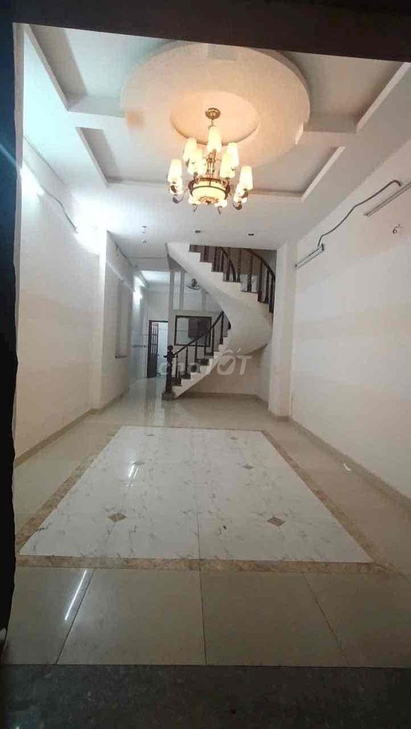 Get a hxt house near the Front near the Market