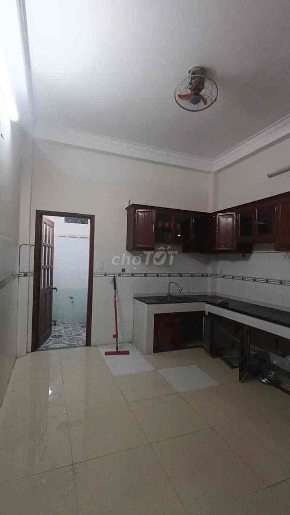 Get a hxt house near the Front near the Market