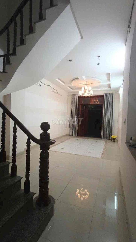 Get a hxt house near the Front near the Market