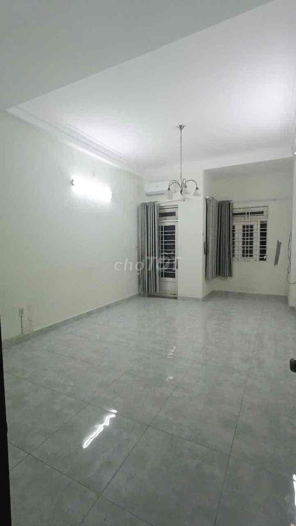 Get a hxt house near the Front near the Market