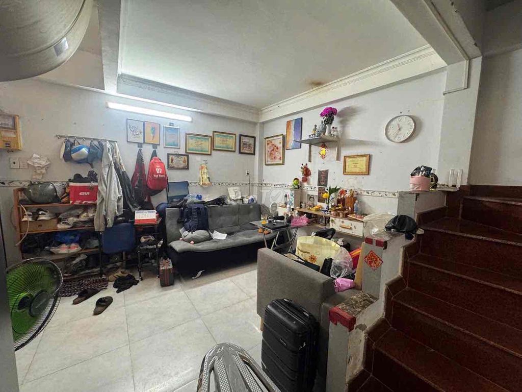 Rent the entire apartment. 2nd floor, 2nd bedroom.
