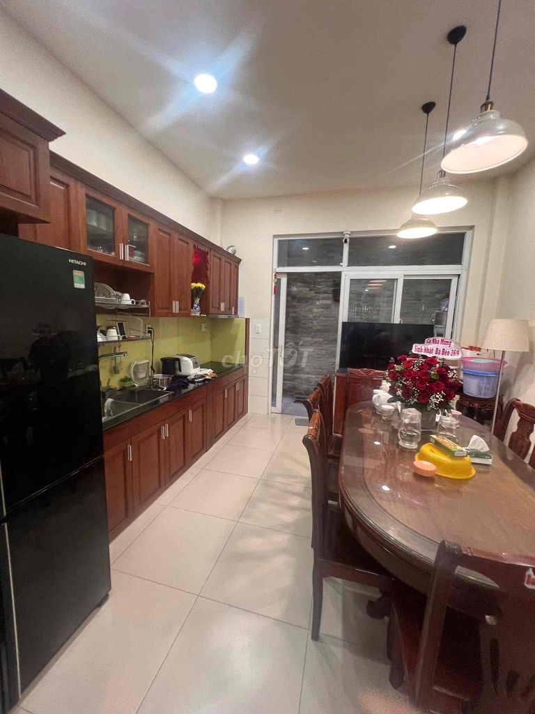 We'll rent the h8m Bàu Cát Tân Bình. area: 4 meters x 18 meters 3 floors at 25 million