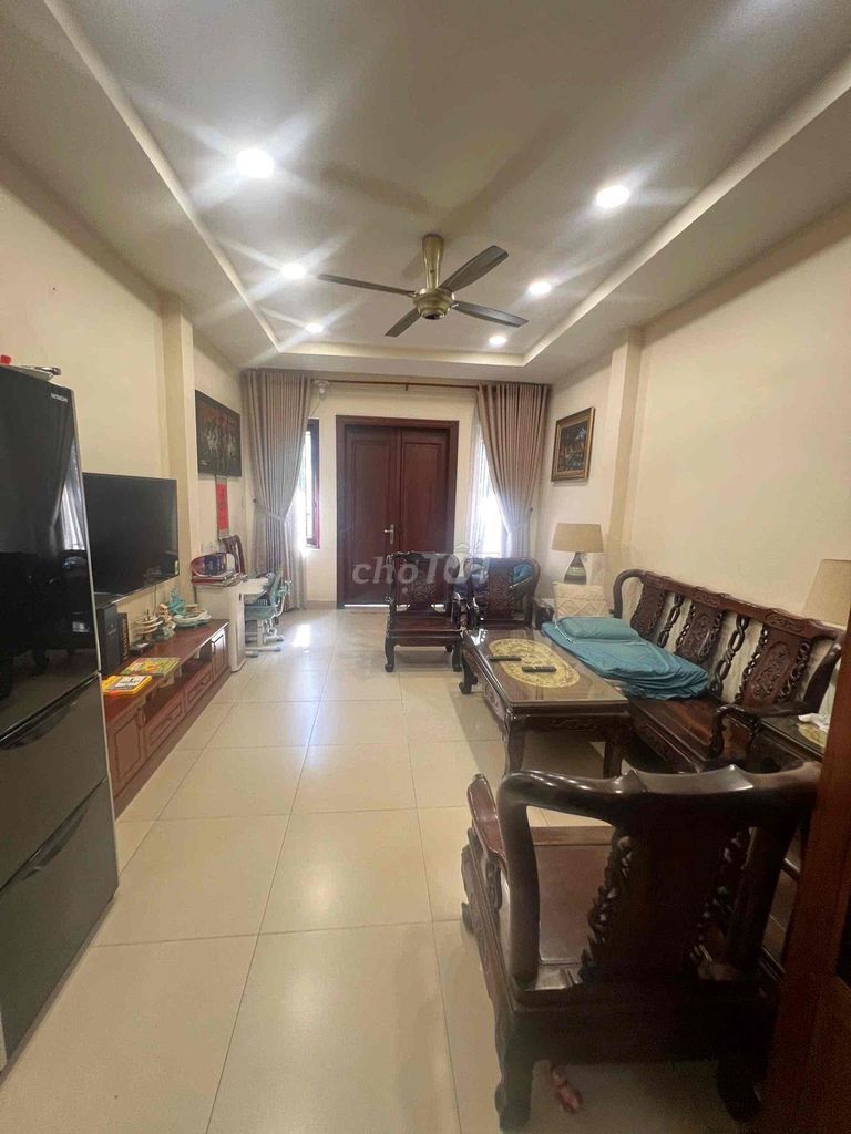 We'll rent the h8m Bàu Cát Tân Bình. area: 4 meters x 18 meters 3 floors at 25 million