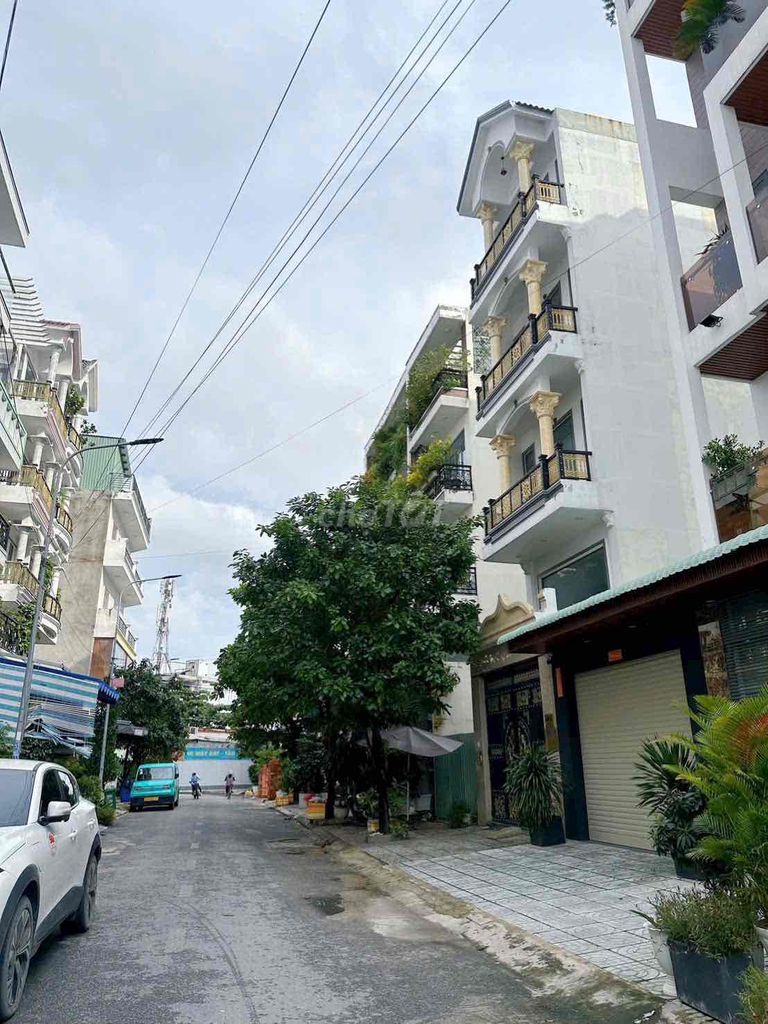 Renting a nice Hhg District 12 p sleeps with 15 million furniture.