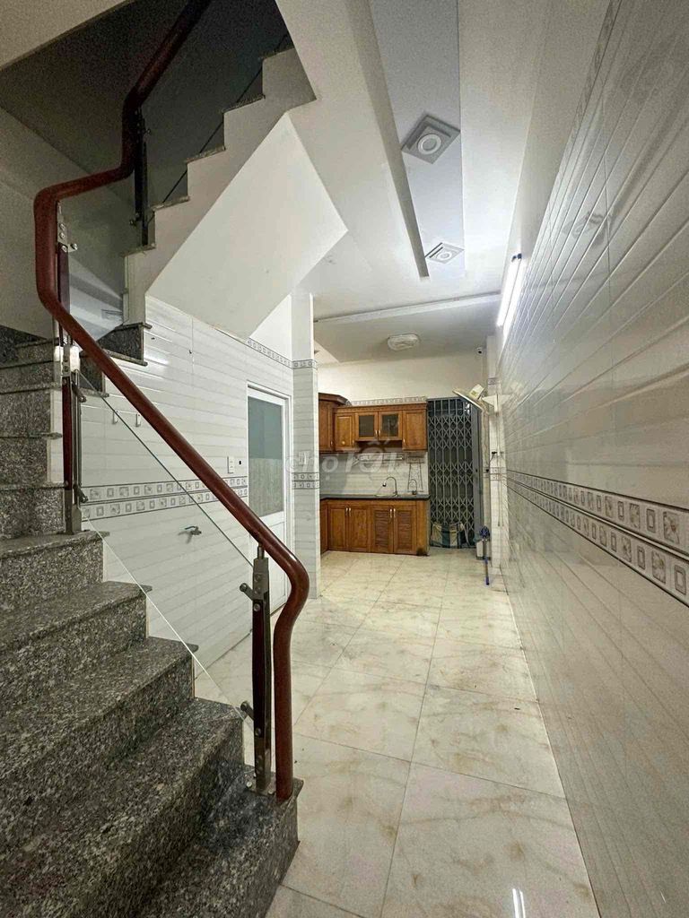 The original building is 1 m m Phan Xích Long.