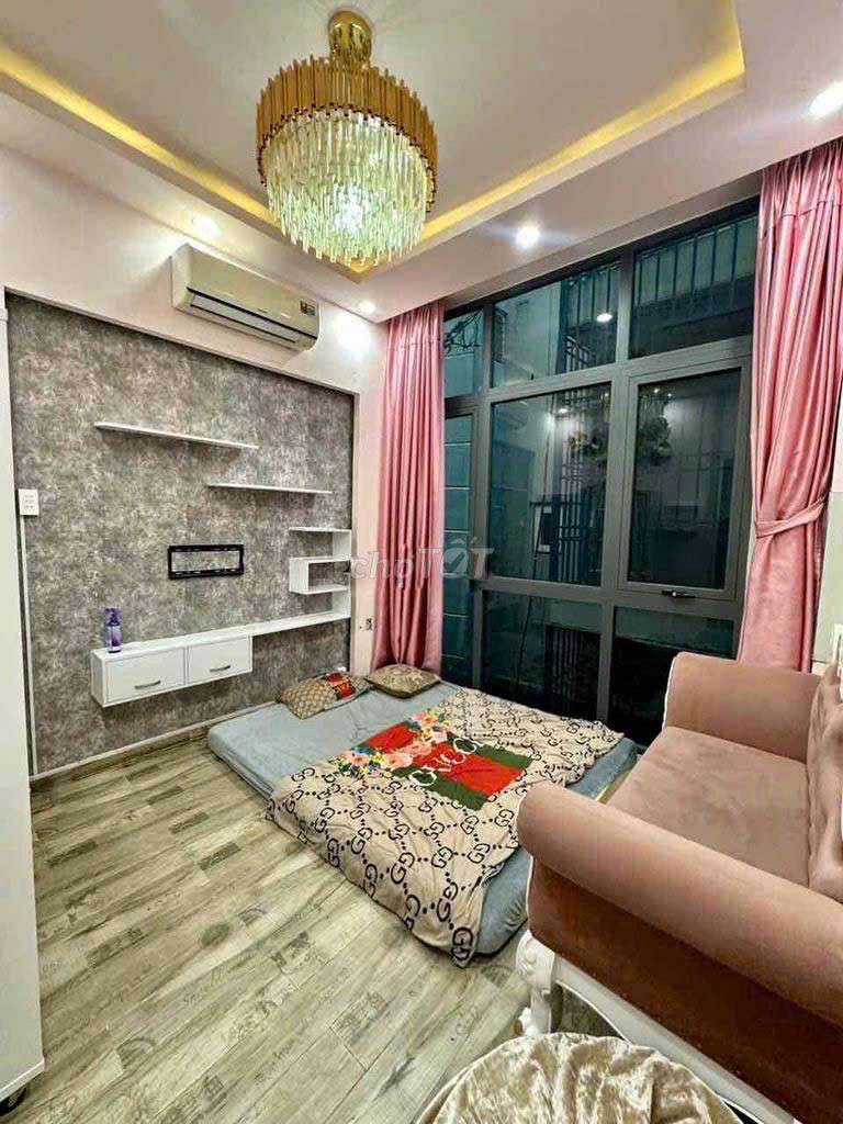 Nice place. Two floors. It's a beautiful house.