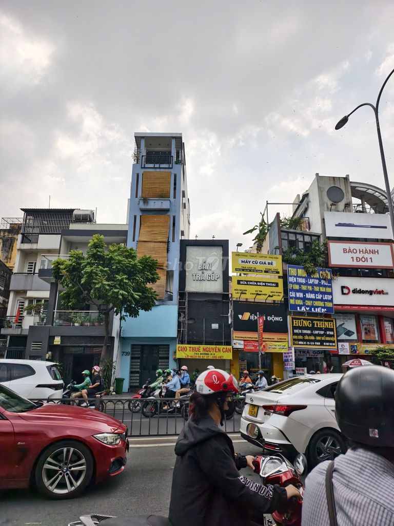 Cash is 741/13. 10 x 20 meters. 2 floors all the time.