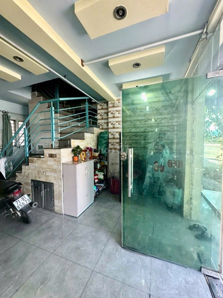 Rent a cash house in District 12.