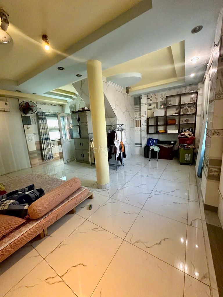 Rent a cash house in District 12.