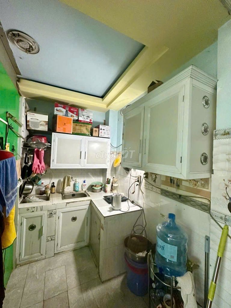 Rent a cash house in District 12.
