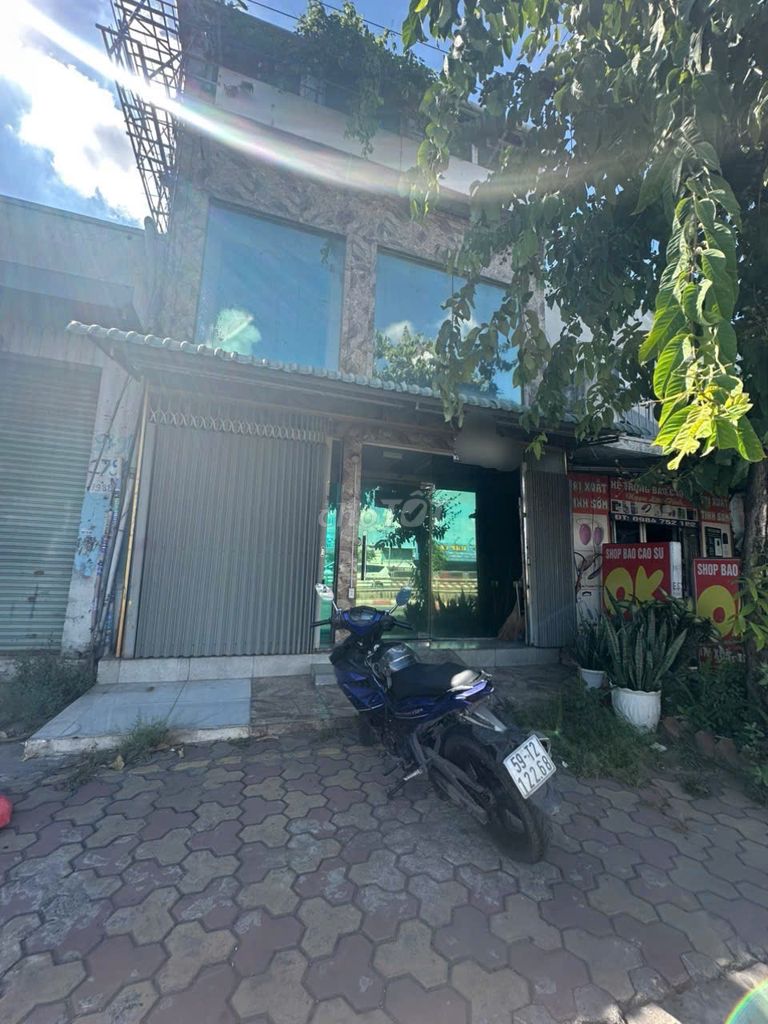 Rent a cash house in District 12.