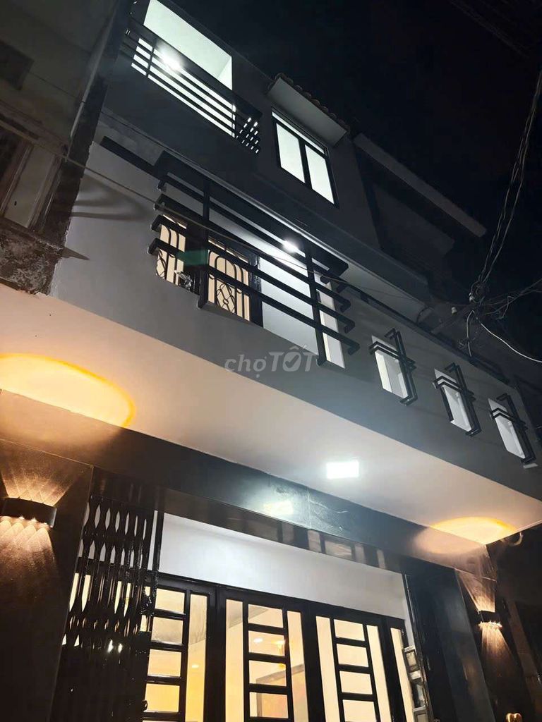 Nice new place 68 Thái Phiên right here. Four rooms. Empty house now.