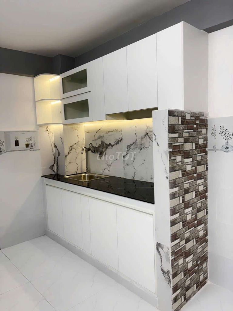 Nice new place 68 Thái Phiên right here. Four rooms. Empty house now.