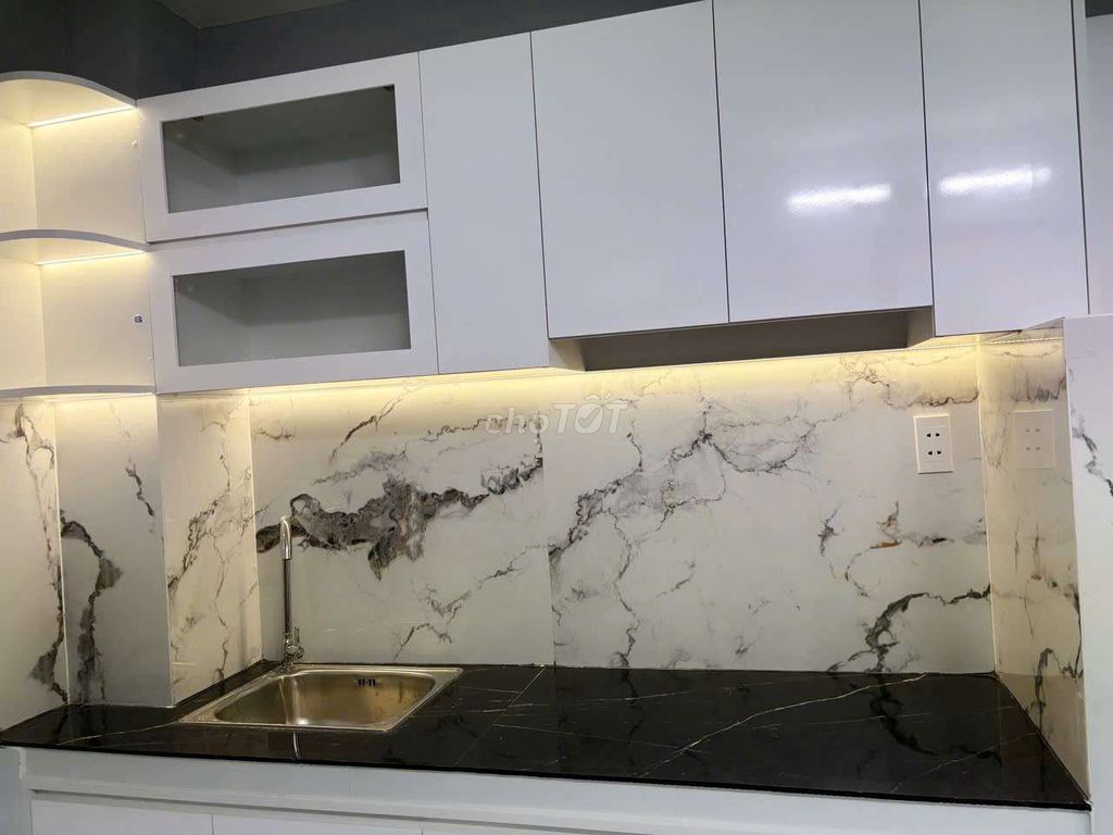 Nice new place 68 Thái Phiên right here. Four rooms. Empty house now.