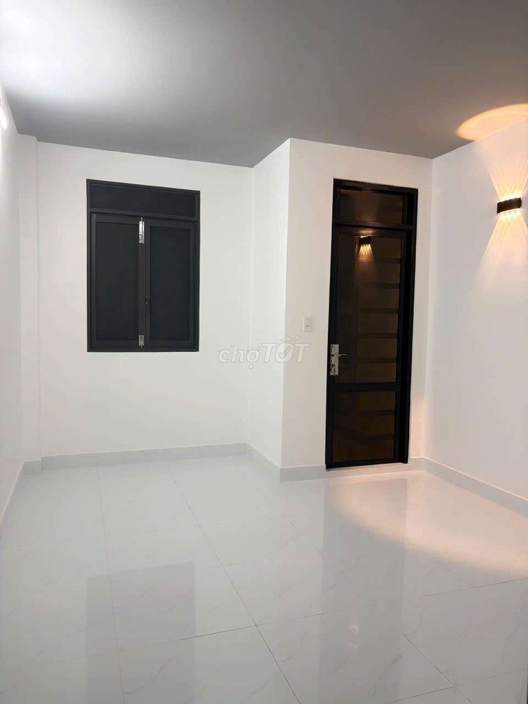 Nice new place 68 Thái Phiên right here. Four rooms. Empty house now.