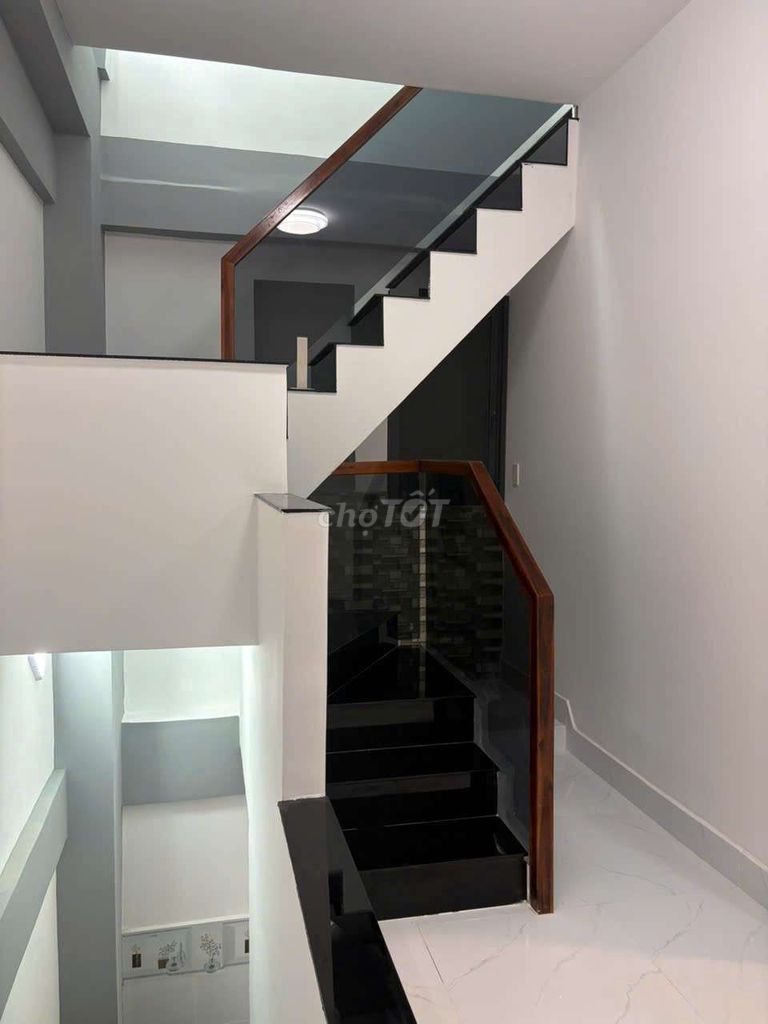 Nice new place 68 Thái Phiên right here. Four rooms. Empty house now.