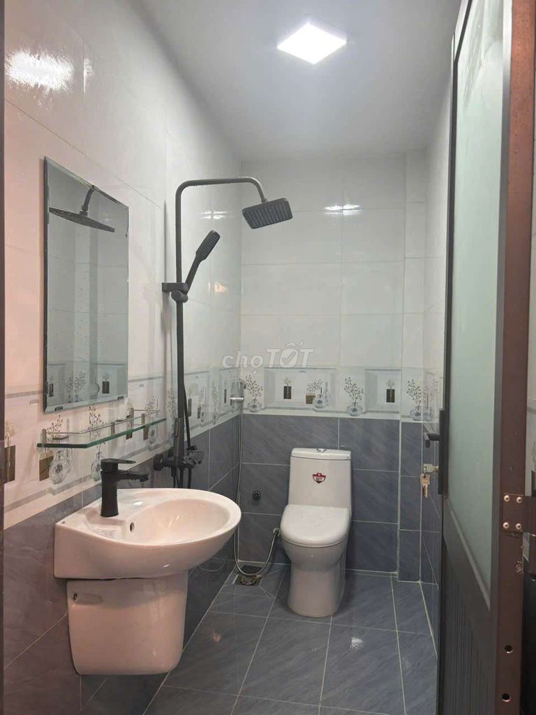 Nice new place 68 Thái Phiên right here. Four rooms. Empty house now.