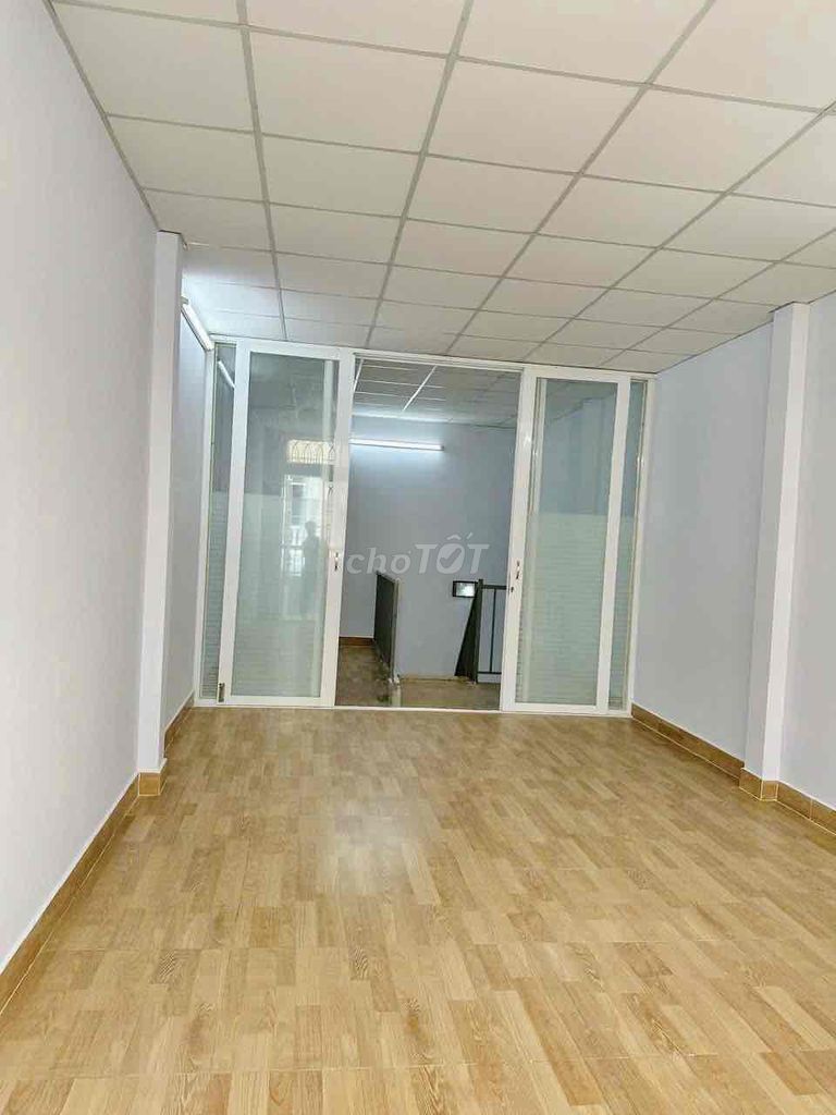 It's the owner who rents the original house. 1 st floor, first floor, in the market.