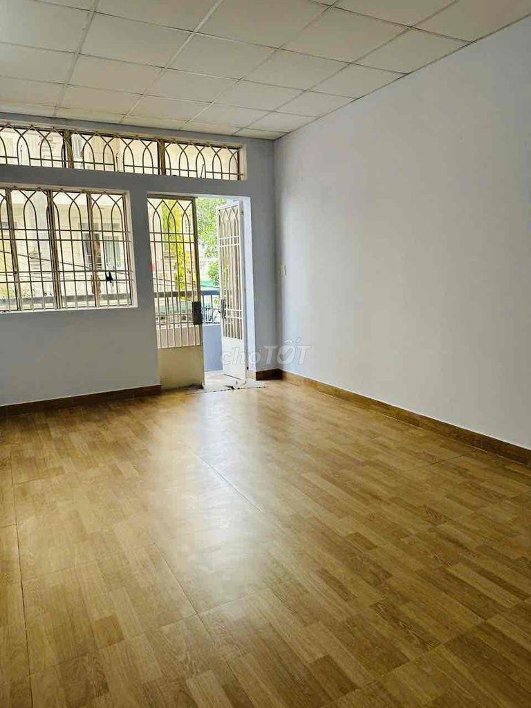 It's the owner who rents the original house. 1 st floor, first floor, in the market.