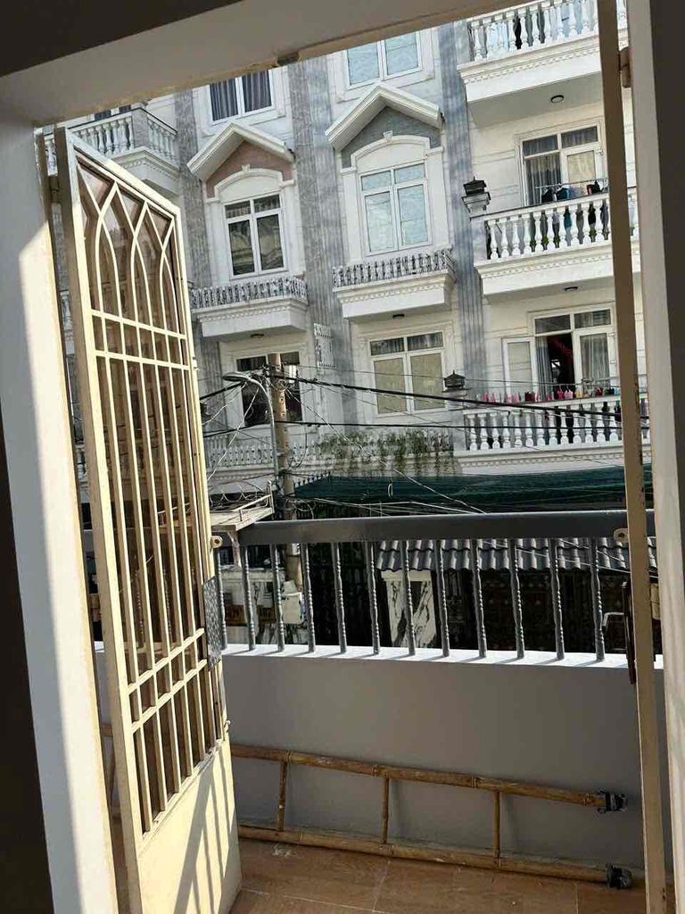 It's the owner who rents the original house. 1 st floor, first floor, in the market.