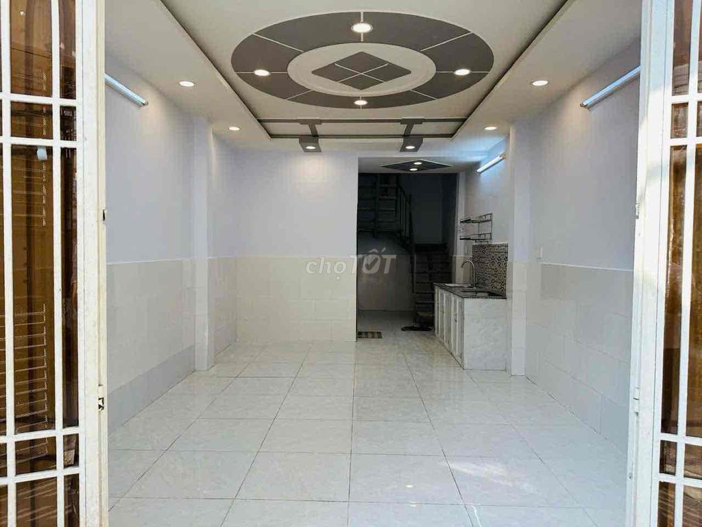 It's the owner who rents the original house. 1 st floor, first floor, in the market.