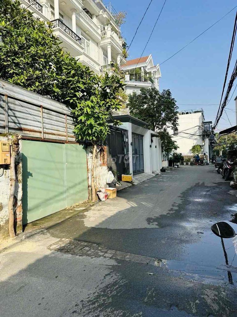 It's the owner who rents the original house. 1 st floor, first floor, in the market.