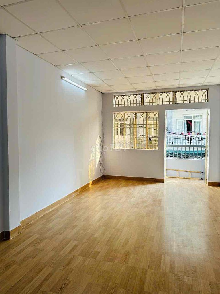 It's the owner who rents the original house. 1 st floor, first floor, in the market.