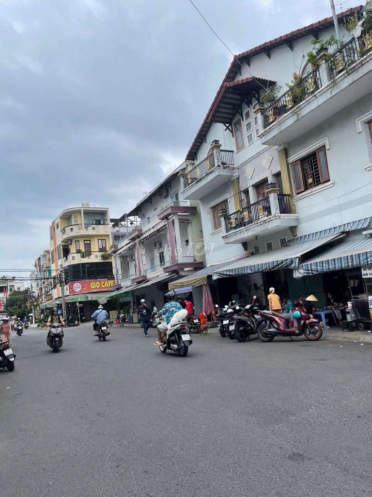 số 1 1st Street. The 4x19 m 4th fire house is now on the floor.