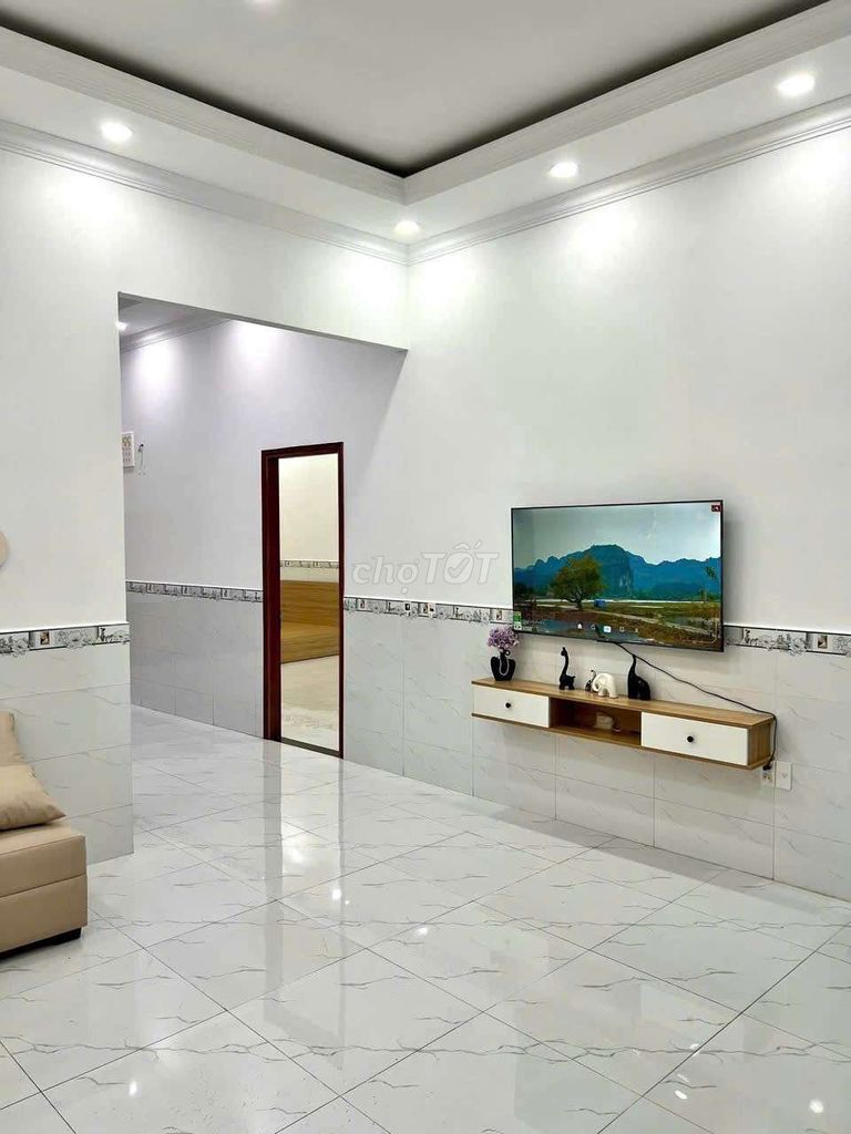 There's an internal building. 95 meters behind. 8 meters Huỳnh Tấn Phát near District 4