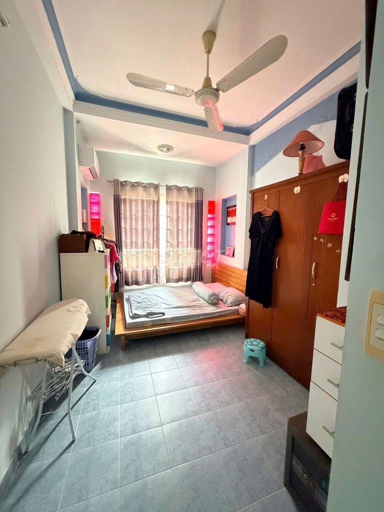 Hot, 3 story house, 922 cm car alley, 95 f5, 3 bedrooms, 4 closed toilets, full interior