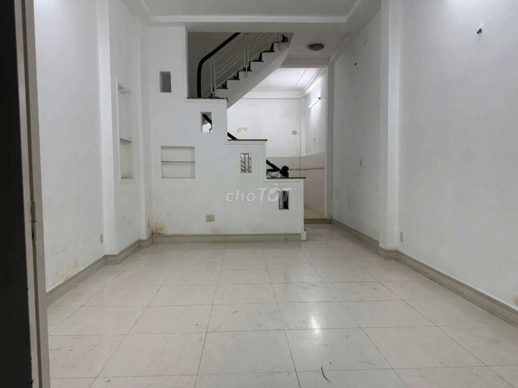 6 Mkv security alley near the school market. Three air-cold furniture.