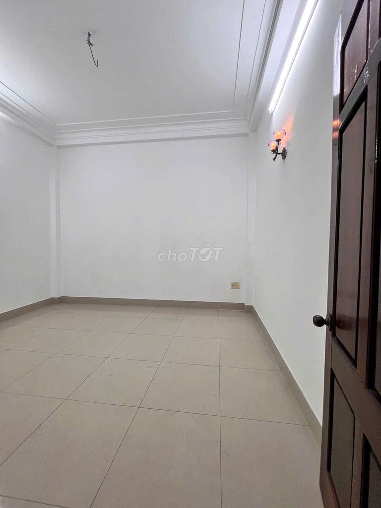 6 Mkv security alley near the school market. Three air-cold furniture.