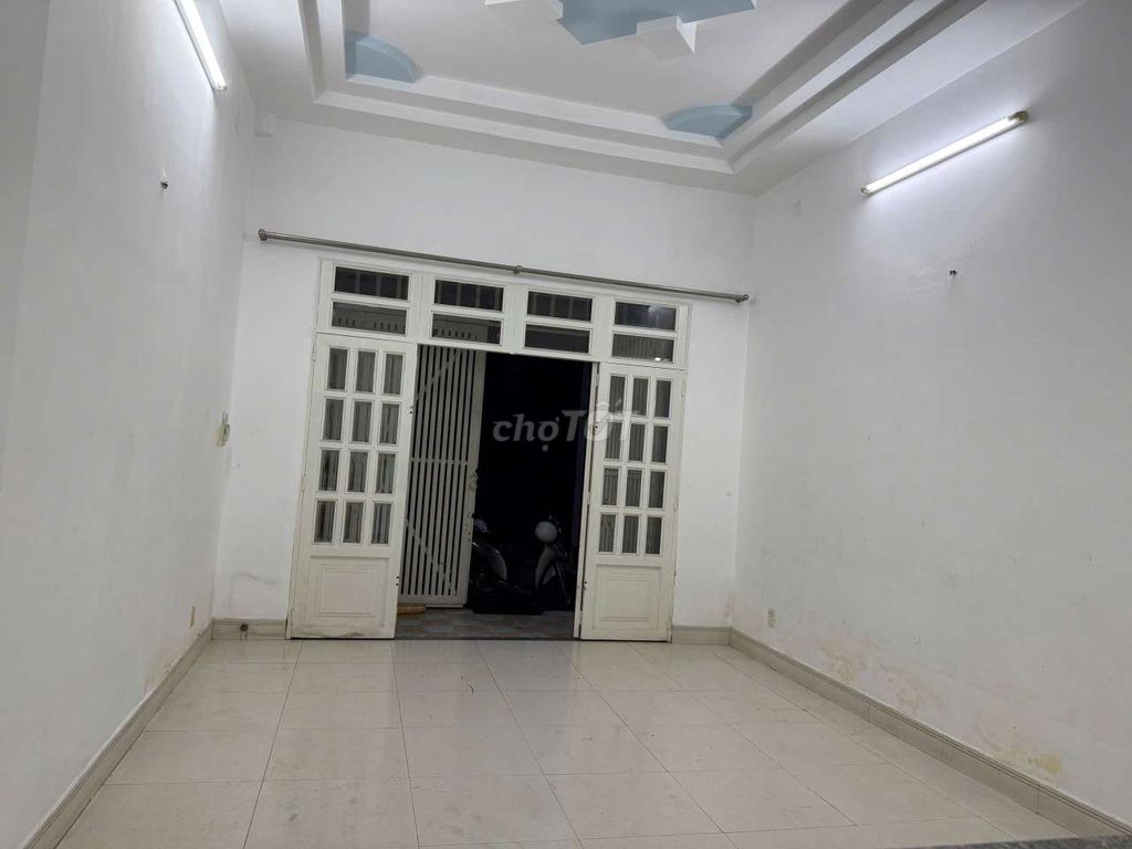 6 Mkv security alley near the school market. Three air-cold furniture.