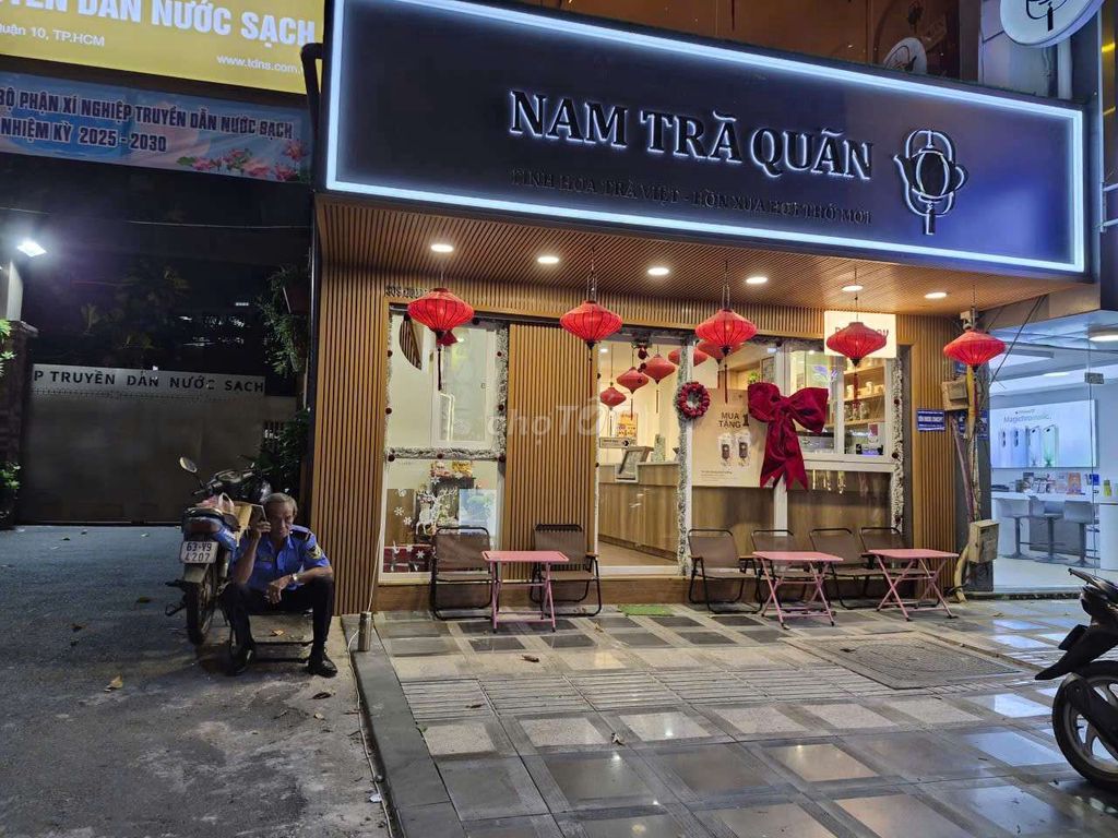 Sold or rented: 9-11 Bok Street opposite the galaxy costs 25 million a month.