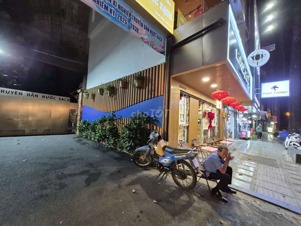Sold or rented: 9-11 Bok Street opposite the galaxy costs 25 million a month.