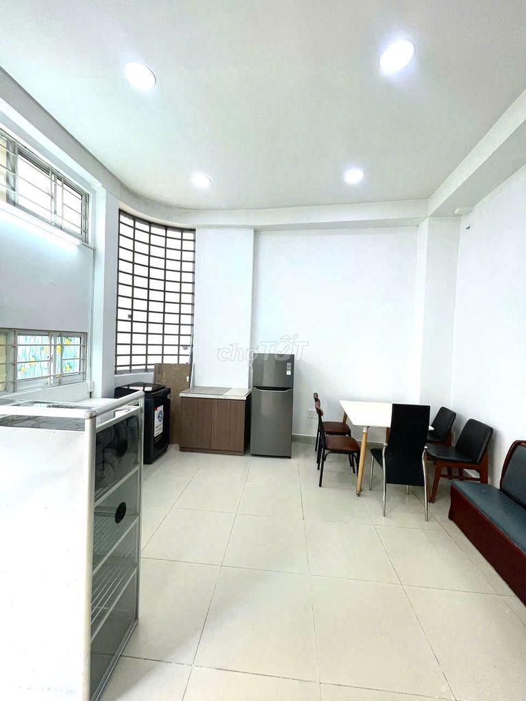 Renting a new home full of holes, Regis 15, District 10