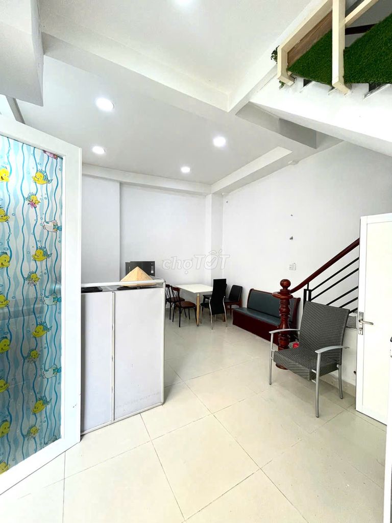 Renting a new home full of holes, Regis 15, District 10