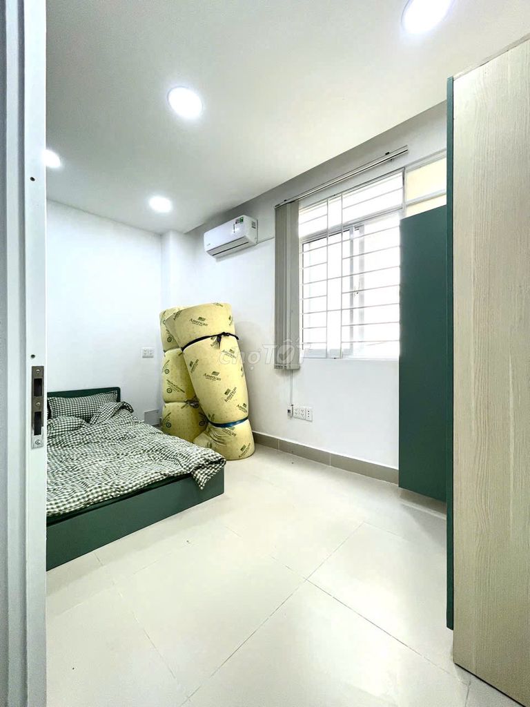 Renting a new home full of holes, Regis 15, District 10