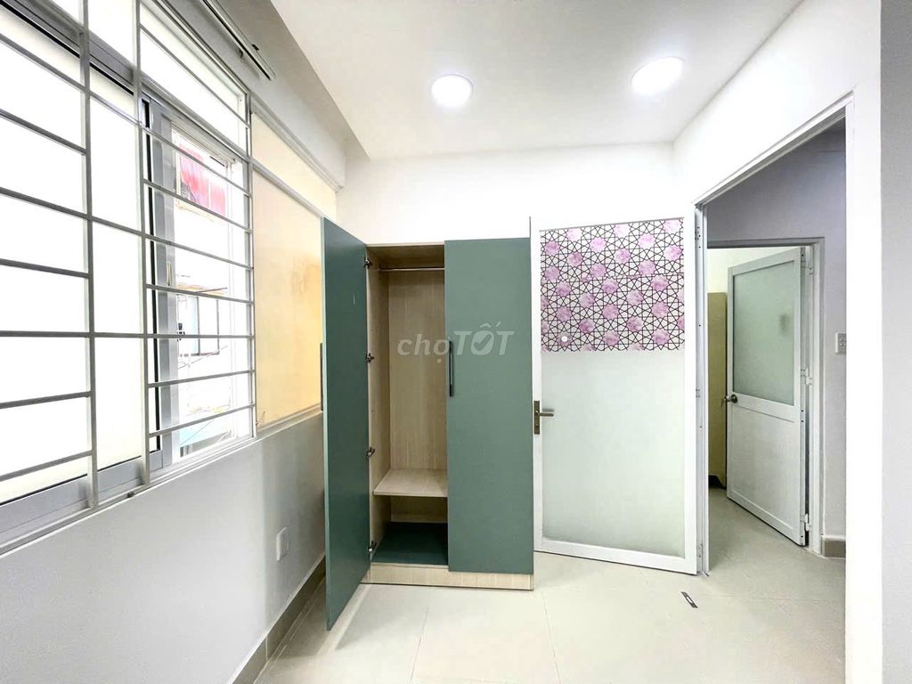 Renting a new home full of holes, Regis 15, District 10
