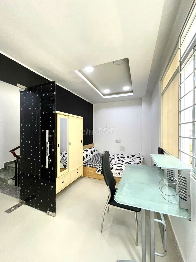 Renting a new home full of holes, Regis 15, District 10