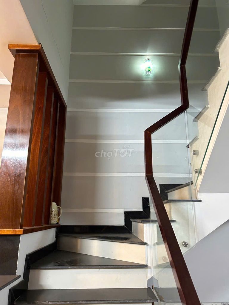 Renting a three-story new house full of phường tân chánh hiệp furniture District 12.